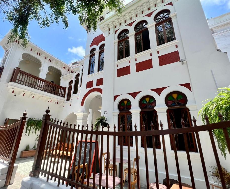 Fachada neomudéjar de Andara Boutique Hotel, con arcos, vitrales de colores y ladrillo rojo sobre muros blancos